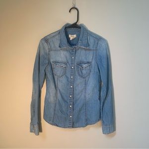 Form fitting snap closure chambray long sleeve shirt. Size 4. Very flattering!